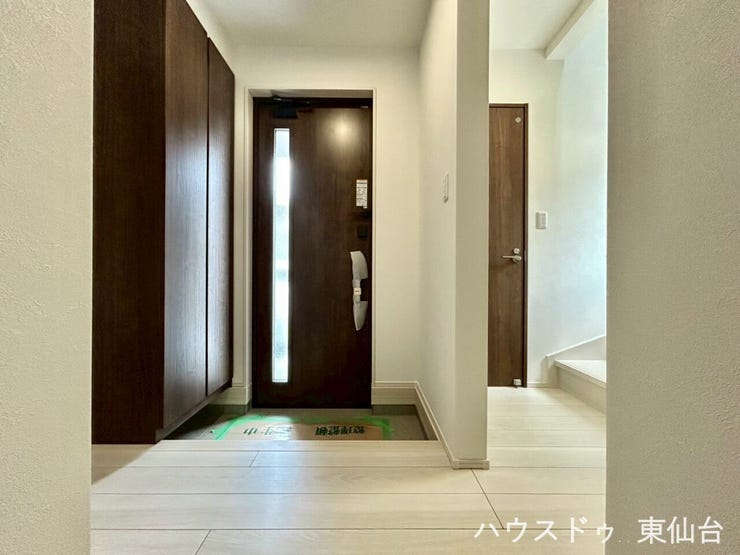 木目の戸がアクセントになり、温かみのある雰囲気に。