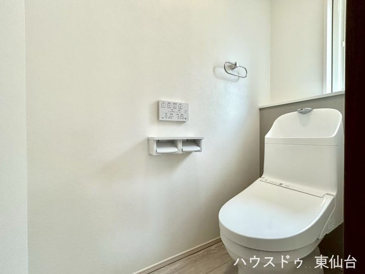 シンプルイズザベストトイレ♪もちろん温水洗浄便座付きです♪
控えめな小窓が断熱性も確保しながら、換気もできていつも清潔を保てますね♪