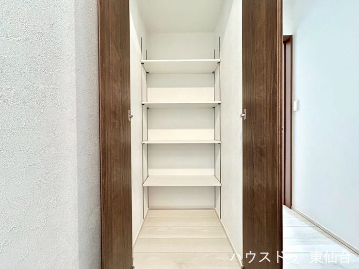 玄関近くの収納です♪奥行きがあり、棚付きで細かい収納や、高さのあるものも難なくしまえますね♪