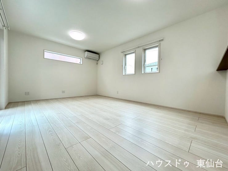 採光を確保しながらも余白がある、落ち着いた雰囲気のリビングです♪