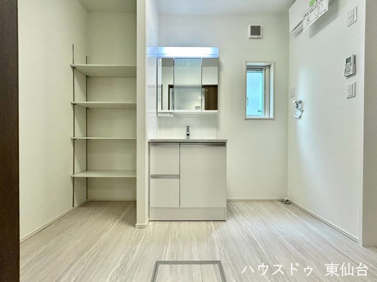 うれしい三面鏡♪細かいものが増えがちな水回りに豊富な収納がうれしいですね♪
毎朝を快適に迎えられそうです♪