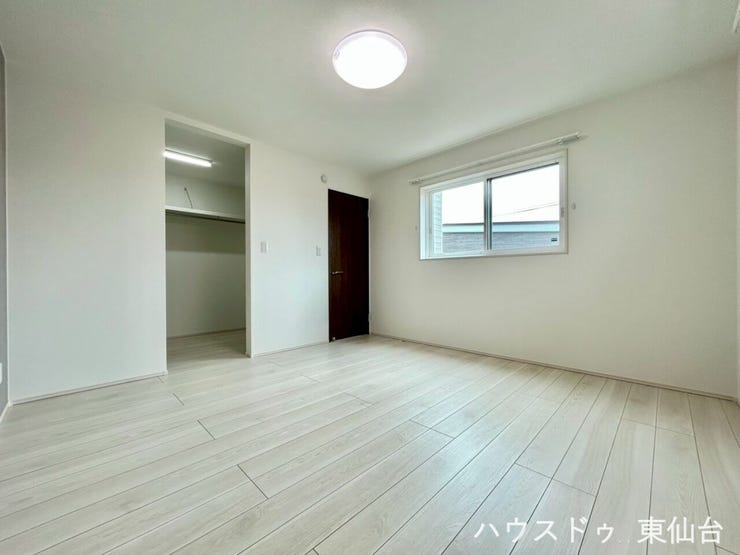 8帖の家具の配置がしやすいきれいな形の洋室です♪