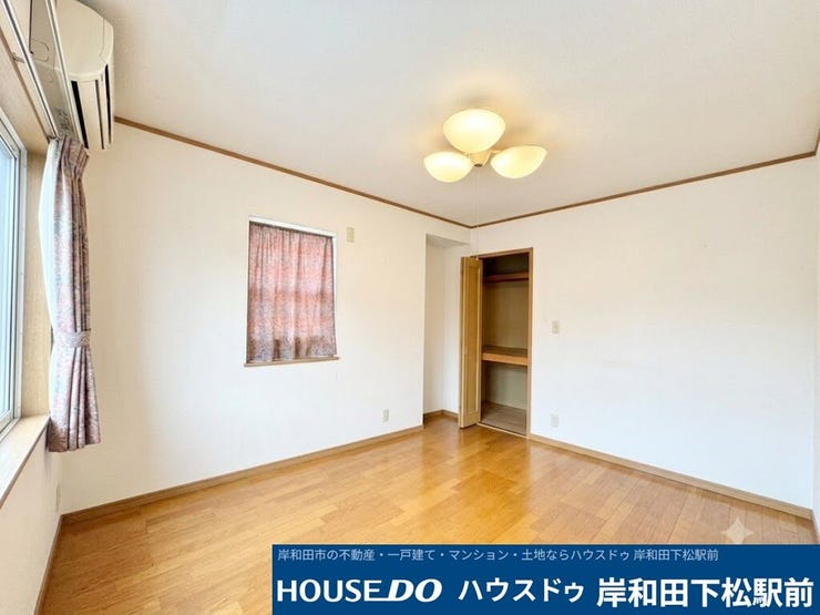 2階6帖洋室。収納もあり、使いやすいお部屋です♪