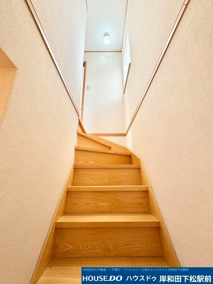 2階から3階への階段。階段窓にはさえぎる建物が無く日差しがたっぷり差し込みます♪
