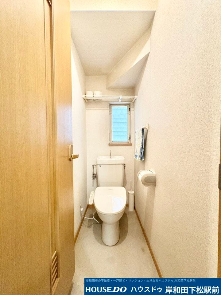 1階のトイレです。窓もあり、清潔な状態保てそうです♪
