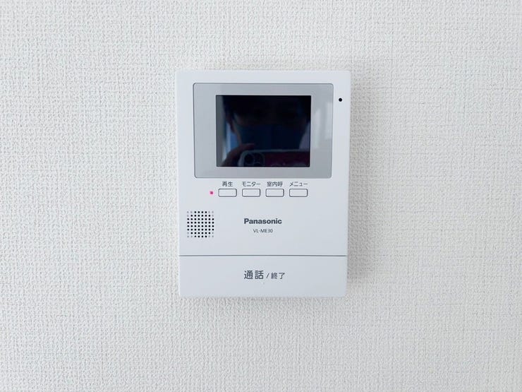 06.録画機能付インターホン
シンプルで使いやすいインターホン。録画機能付きで、自動録画のほか、手動録画もできます。不在時の来客確認にも便利です。※イメージ写真