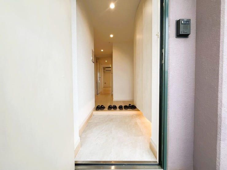 上質感漂う玄関です♪居住者の帰り、訪れる方を優しく迎える・安らぎに満ちた生活空間を予感させるようなその佇まいが魅力的ですね。「行ってらっしゃい」「おかえりなさい」が溢れるような明るい空間です☆
