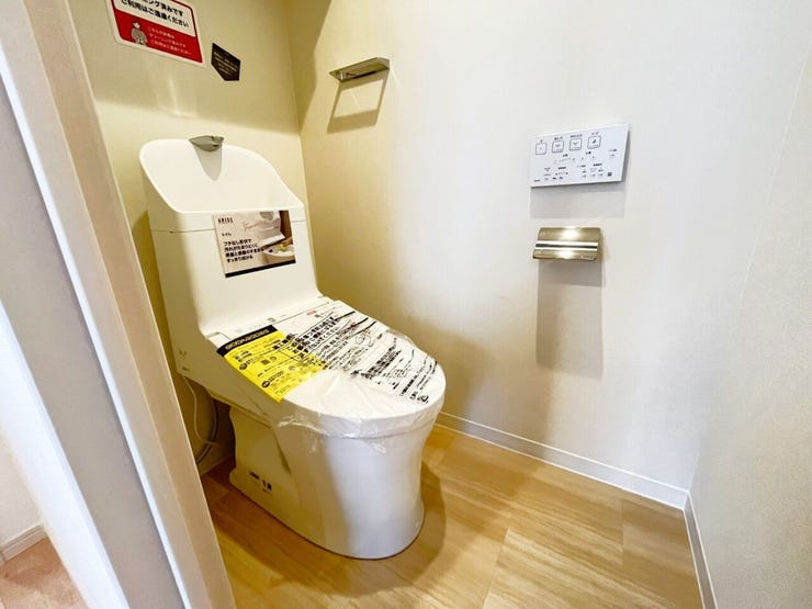 お掃除しやすい素材と機能にこだわったトイレはいつまでもキレイが続きます。少ない水量で洗浄できる、環境にもお財布にもやさしいエコなトイレです。