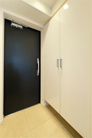 玄関には収納棚が設置されています。
家族全員分の靴など片付けておけるので
スッキリとした空間を保てます◎