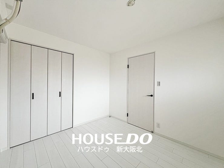 ■鏡の両側にたくさんの収納棚がついた洗面台!
■欲しいものをサッと取り出せるので、忙しい朝の身支度もはかどりそうですね!