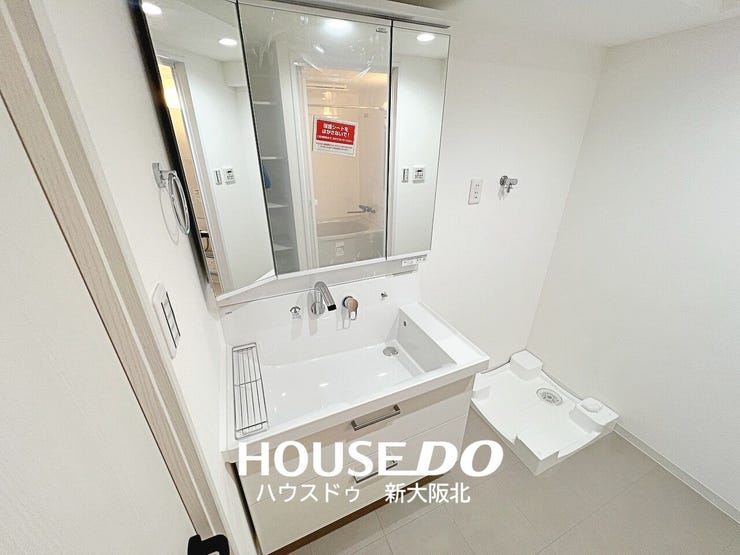 ■ゆとりある洗面台で毎朝の身支度もスムーズに!
■もちろん、鏡裏にもたっぷりの収納スペースがあるので、いつもスッキリと保てますね!