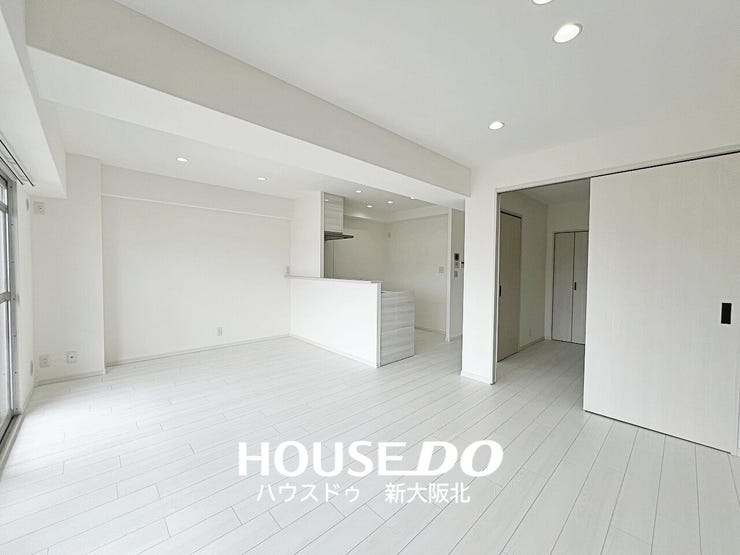 ■リビングは15.5帖の広さがあり、ダイニングテーブルやソファなどの家具を置いても十分な広さがあります!
■南向きバルコニーに面しているので陽当たり良好です♪