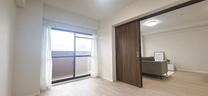 大きな窓から朝日が差し込み、目覚めのよい1日が迎えられそうです◎
