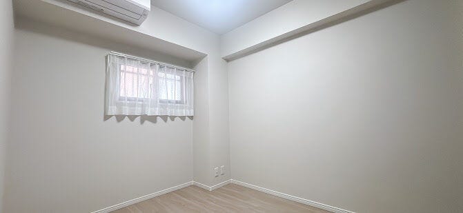 窓から日が差す明るいお部屋です。