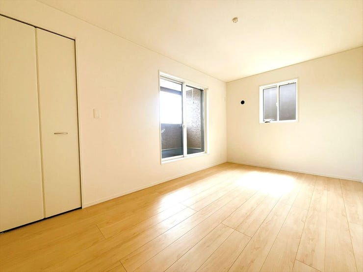 【洋室】
広々としたお部屋は家具の配置やインテリアデザインがしやすく、自分好みの居心地の良い空間を作れます♪
ソファやテレビ台を設置して家族や友人とくつろげるセカンドリビングスペースにもなります!