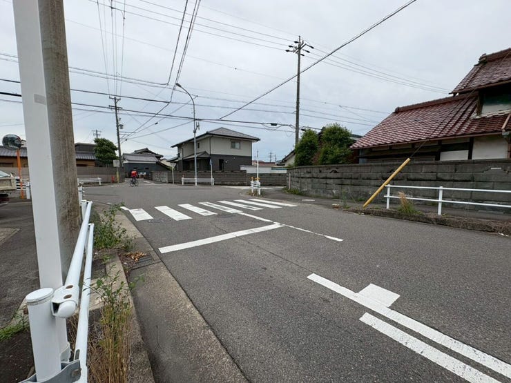 【前面道路】
大型車の通行が少なく、静かで落ち着いた環境が魅力です♪
小さなお子さんがいるご家庭でも安心して暮らせます!
車がスピードを出しにくく、交通事故のリスクも低減される安全な住環境です!