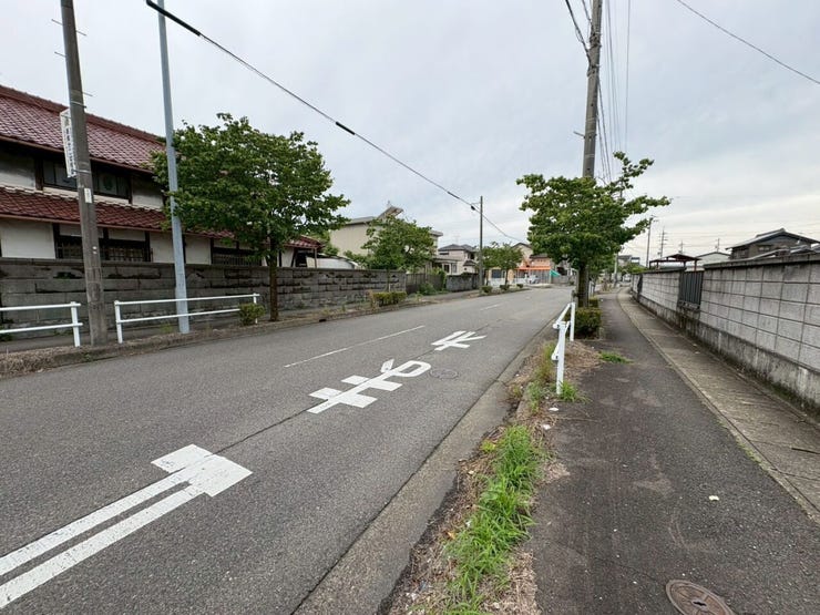 【前面道路】
交通量が少なく静かな環境のため、歩行者や高齢者、お子様にも安心の立地です♪
周辺の騒音も少ないため、落ち着いた雰囲気の中で穏やかな毎日を過ごしたい方にぴったりの住環境です!