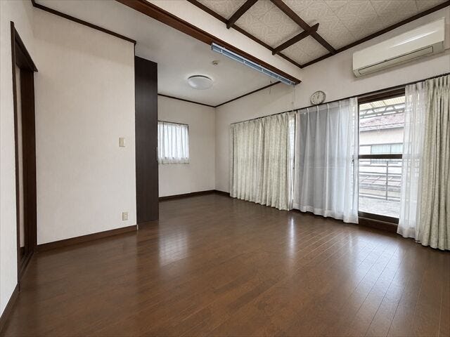 2階洋室:大きな窓からたっぷりの日差しが入り、明るいお部屋になっています。
※実際の写真から家具等を消すCG加工をしています。