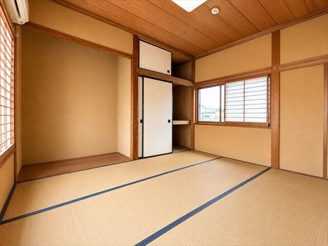 2階和室:押入があるので、奥行きがあり、お布団などをしまうことができます。収納グッズを使って空間を有効活用することができます。※実際の写真から家具等を消すCG加工をしています。