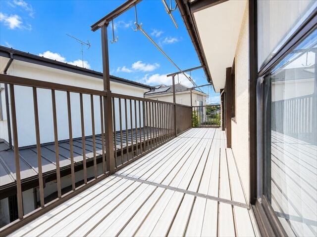 バルコニー:明るい日差したっぷりのバルコニーです♪こんな天気の良い日は気持ち良く洗濯物を干せますね!※実際の写真から家具等を消すCG加工をしています。