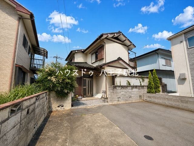 小学校まで徒歩15分以内と、お子様の通学も安心なエリアに1974年築の中古一戸建てが登場です。
※実際の写真から家具等を消すCG加工をしています。