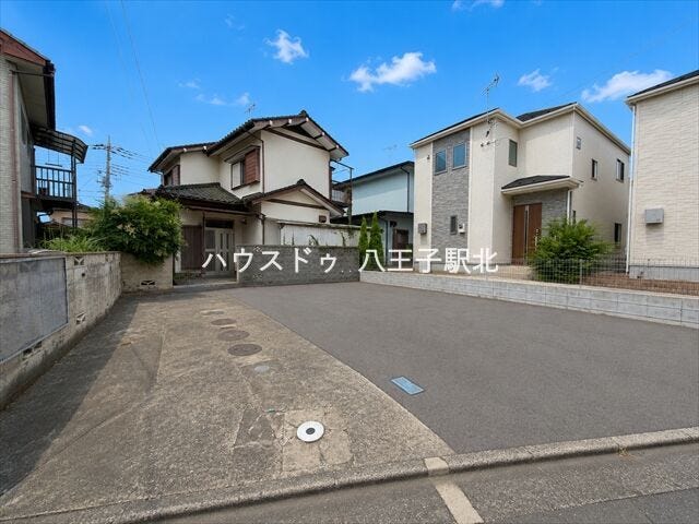 舗装された駐車場です。6台停めて頂くことが出来ます。
※実際の写真から家具等を消すCG加工をしています。