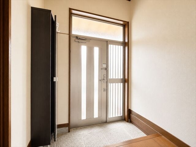 玄関:たっぷりと収納することができるので、玄関をすっきり片付けることができます。ご家族を気持ちよく迎えることができそうです。※実際の写真から家具等を消すCG加工をしています。