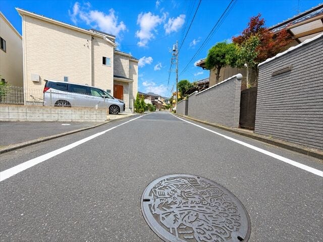 【北西側 前面道路】幅員約4.5mの前面道路です。普通車が1台通れる幅となります。大型車の通行が少ないので、振動や騒音が抑えられます。