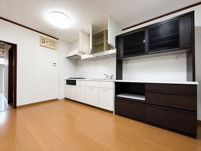 キッチン:キッチンは壁付けタイプですのでお部屋をすっきりと見せてくれるメリットがあります。
※実際の写真から家具等を消すCG加工をしています。