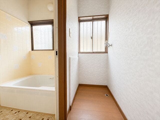洗濯機置き場の上には窓があり、こもりがちな湿気もしっかり換気することができます。
※実際の写真から家具等を消すCG加工をしています。