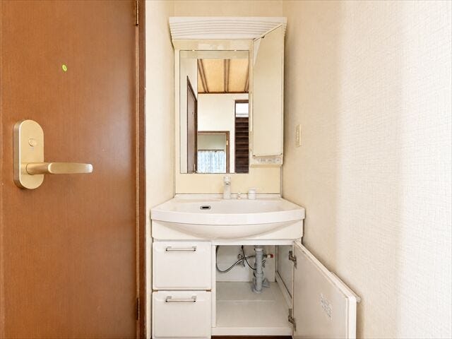 洗面台には棚が付いていますので歯ブラシや髭剃りなども収納できます。
※実際の写真から家具等を消すCG加工をしています。