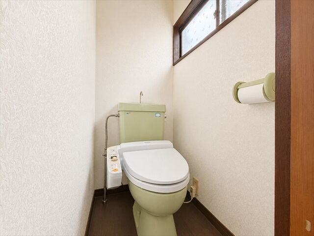 トイレ:現代では必要不可欠な温水洗浄付トイレ♪寒い冬は便座が温かいとホッとしますね。
※実際の写真から家具等を消すCG加工をしています。