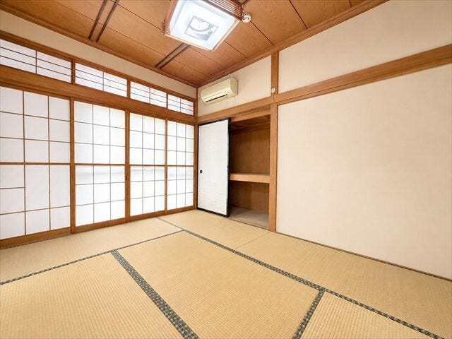 1階和室:LDKに隣接していて、普段はお子様の遊び場やお昼寝のスペースとしてお使いいただけます。来客時には寝室としてお使いいただけます。
※実際の写真から家具等を消すCG加工をしています。
