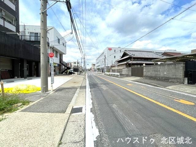 【東側前面道路】
幅員約10.5m前面道路。歩道も付いているので、歩行者も安全に通行ができます。小さなお子様がいるご家庭も安心ですね。