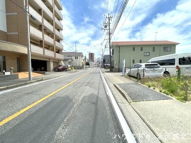 【東側前面道路】
幅員約10.5m前面道路。引っ越しトラックなど大きな車も余裕をもって通行することができます。