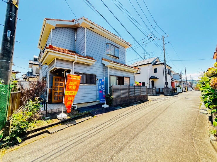 【外観】
開放感ある角地の中古一戸建て!約10年前に外装や浴室・1階トイレのリフォーム歴があり室内きれいにお使いです 。スーパーやコンビニ、小中学校、公園がすべて徒歩10分圏内に揃う充実の周辺環境も魅力です !