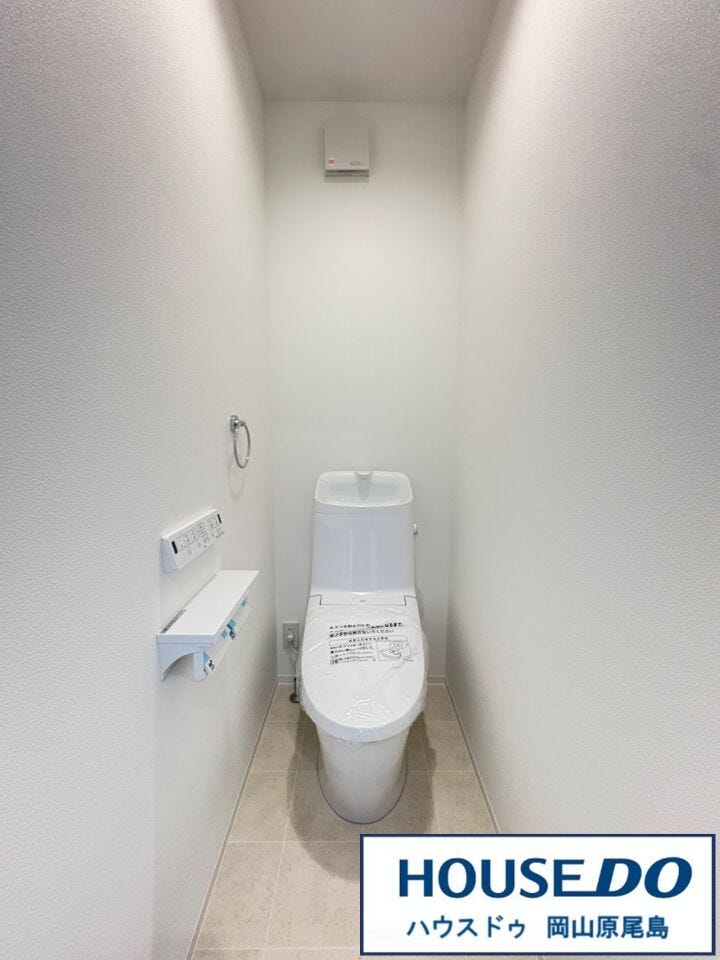 トイレは1階と2階に配置、清潔感のある温水洗浄便座です。