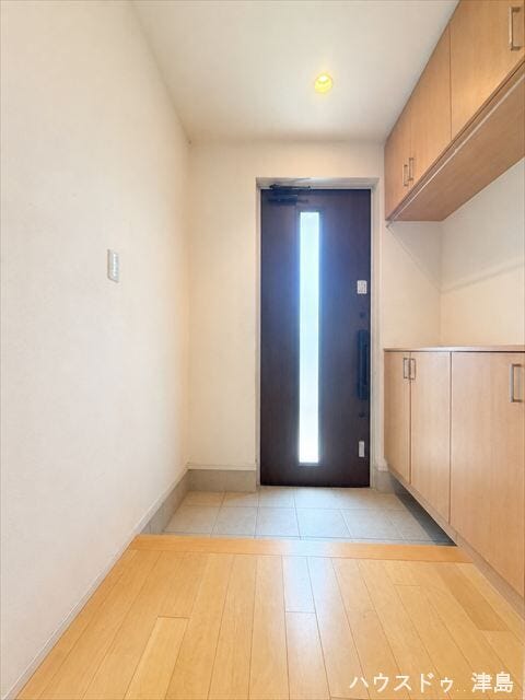 南側の明るい玄関で気持ち良く朝の送り出しができます。天井高さまであるシューズボックスで片付きます。
※実際の写真から生活用品を消す加工をしています。
