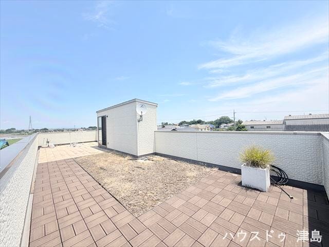 屋上には水栓があり、ガーデニングを楽しんだり、夏はプールもできます。心地よいアウトドア空間として活用するのも素敵ですね。
