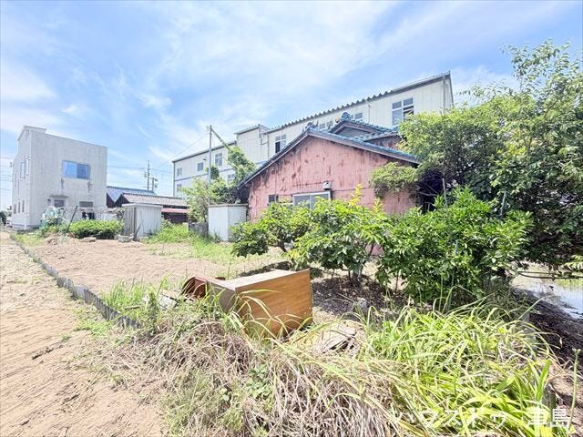 敷地の北側で家庭菜園始めませんか。野菜を育ててみるのはお子様の食育になりますね。