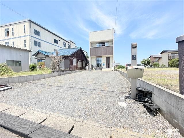 並列駐車2台計4台駐車可能。将来に渡って安心のカースペース。表札・インターホン・ポストが一体型になった門柱設置。