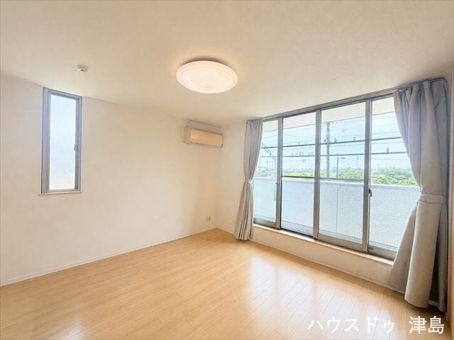 バルコニーに面した南側洋室。1日の疲れを癒し、心地よく寛げるようゆったりとした広さを確保。
※実際の写真から生活用品を消す加工をしています。