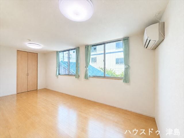真ん中洋室。2ドア1ルーム。ライフステージに合わせて部屋を仕切り、将来的に2室に変更が可能。
※実際の写真から生活用品を消す加工をしています。