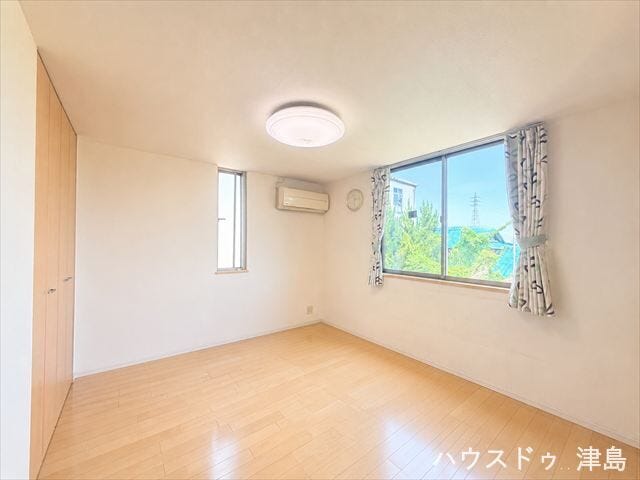 北側洋室。北側ですが2面採光で比較的明るさも確保され、落ち着いた空間で子供部屋におすすめ。
※実際の写真から生活用品を消す加工をしています。