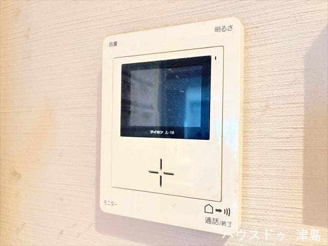 モニター付きインターホン。来訪者の顔が確認でき、室内にいながら安心して応対でき、防犯性を高めます。