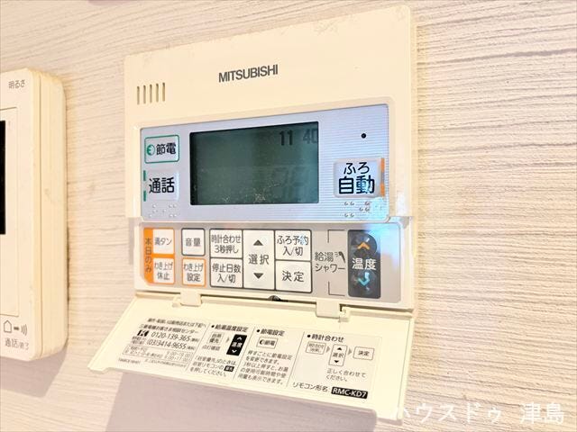 キッチンから操作できる給湯リモコン。自動湯はりはワンタッチで、家事の合間にお風呂準備完了。