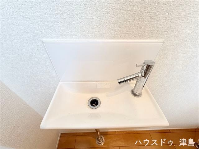トイレ手洗い器が設置され、しっかりと手洗いができ衛生的です。