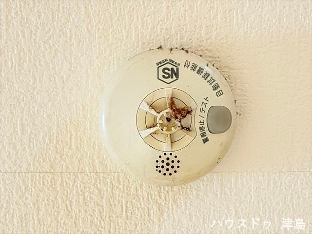 火災報知器。火災による煙や熱を感知して、警報音やブザー等で火災の発生を知らせてくれる頼もしい味方。