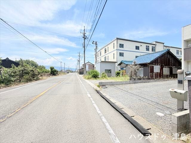 南側公道幅約6.0m。道幅にゆとりがあり、車種を選びません。大きめの車を乗りたい方にもオススメです。