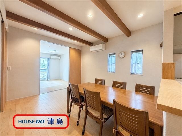 南側に隣接した和室の扉を開けると明るく広々とした空間に。キッチン奥に洗面室・浴室を配置し家事らく動線。
※実際の写真から生活用品を消す加工をしています。
